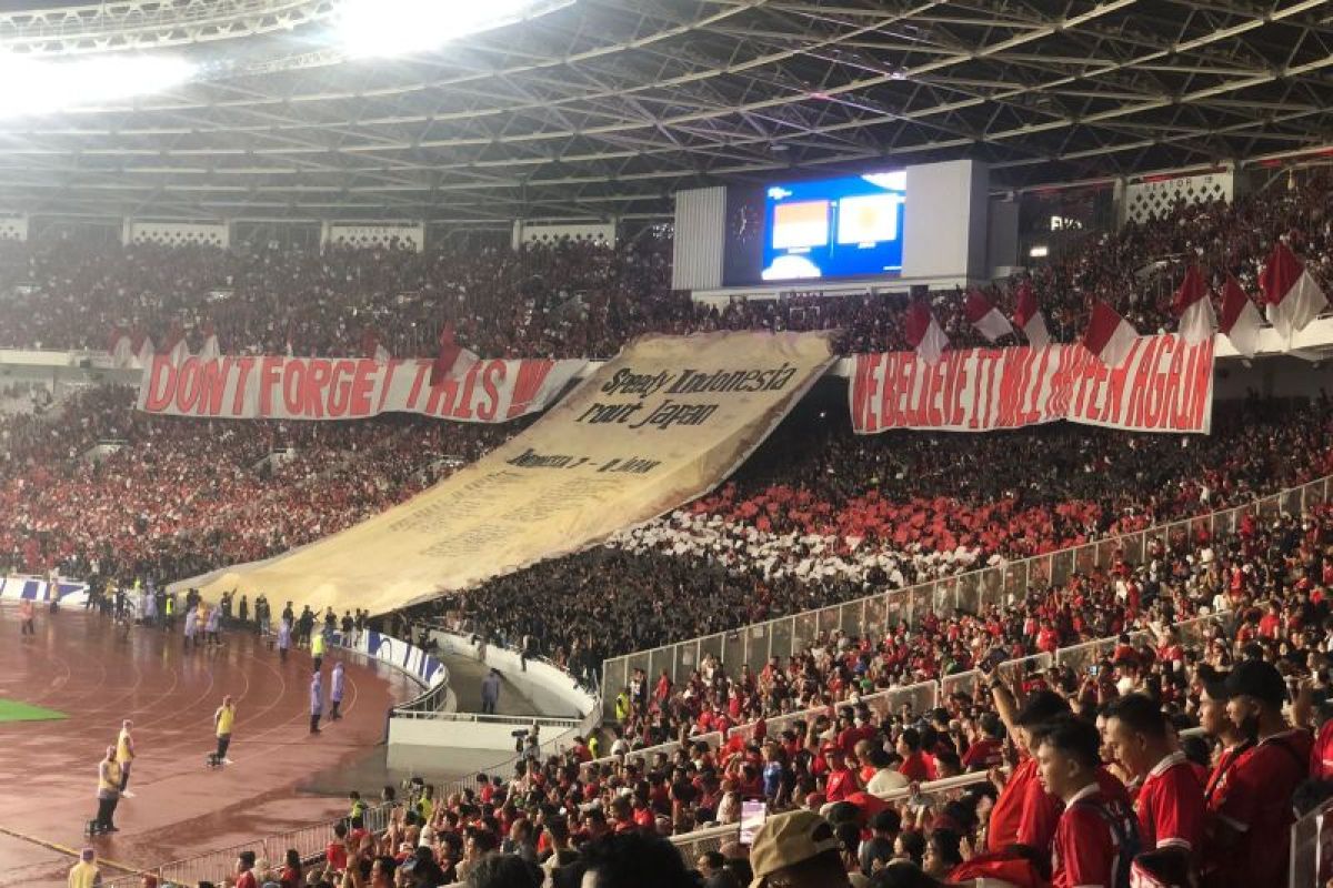 Gundala dan memori kemenangan 7-0 jadi koreo suporter lawan Jepang