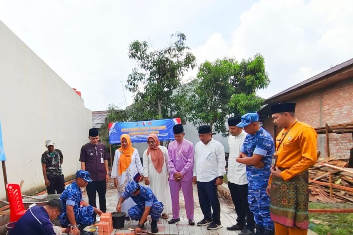 BAZNAS Riau bersama TNI-AU Roesmin bangun rumah bagi keluarga miskin