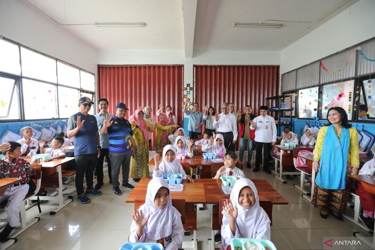 Jakpro gelar makan bergizi gratis agar berat dan tinggi siswa naik