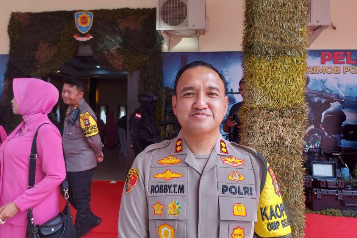 Polres Karimun bagikan makanan bergizi gratis untuk murid SD