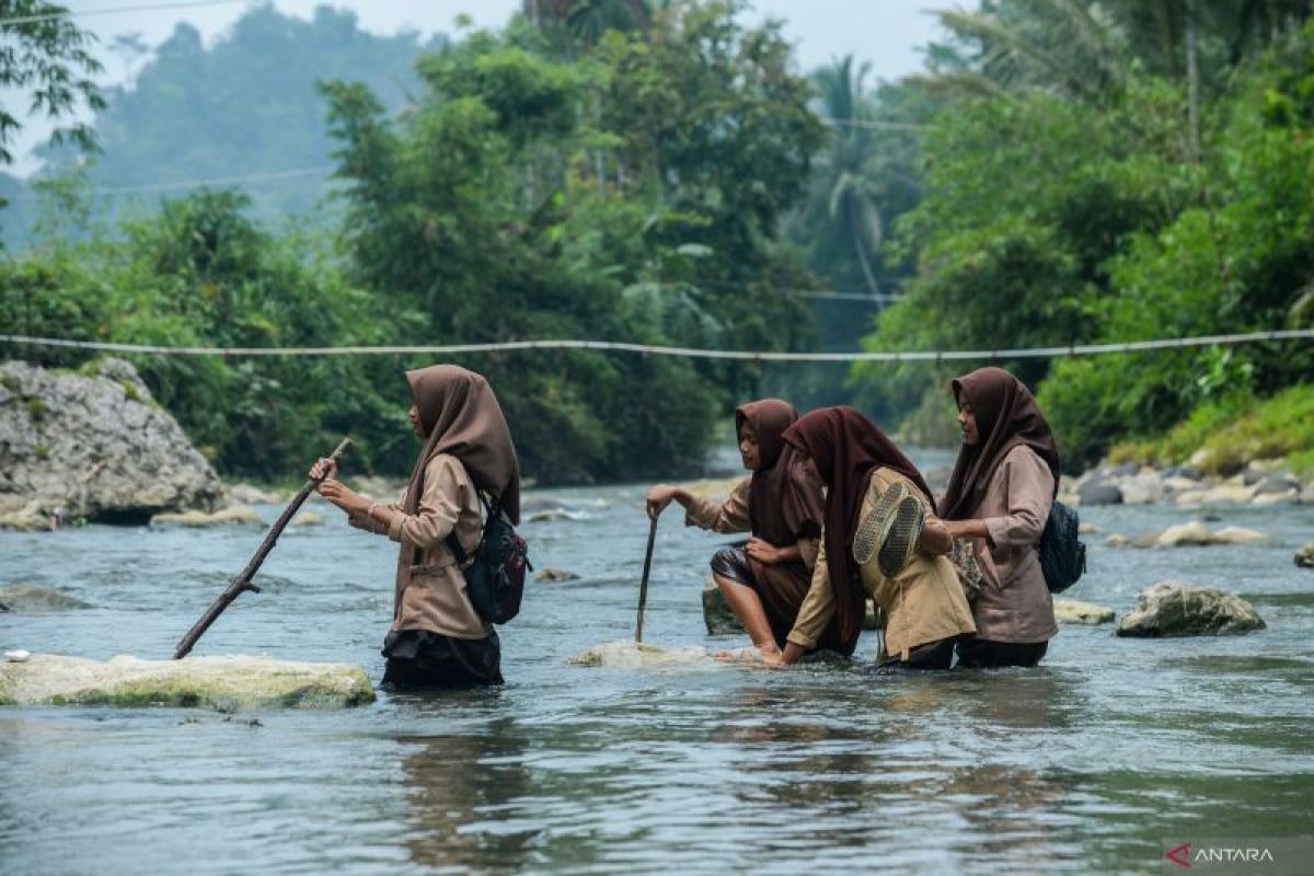 Banten kemarin, dampak erupsi Lewotobi hingga jembatan gantung ambruk