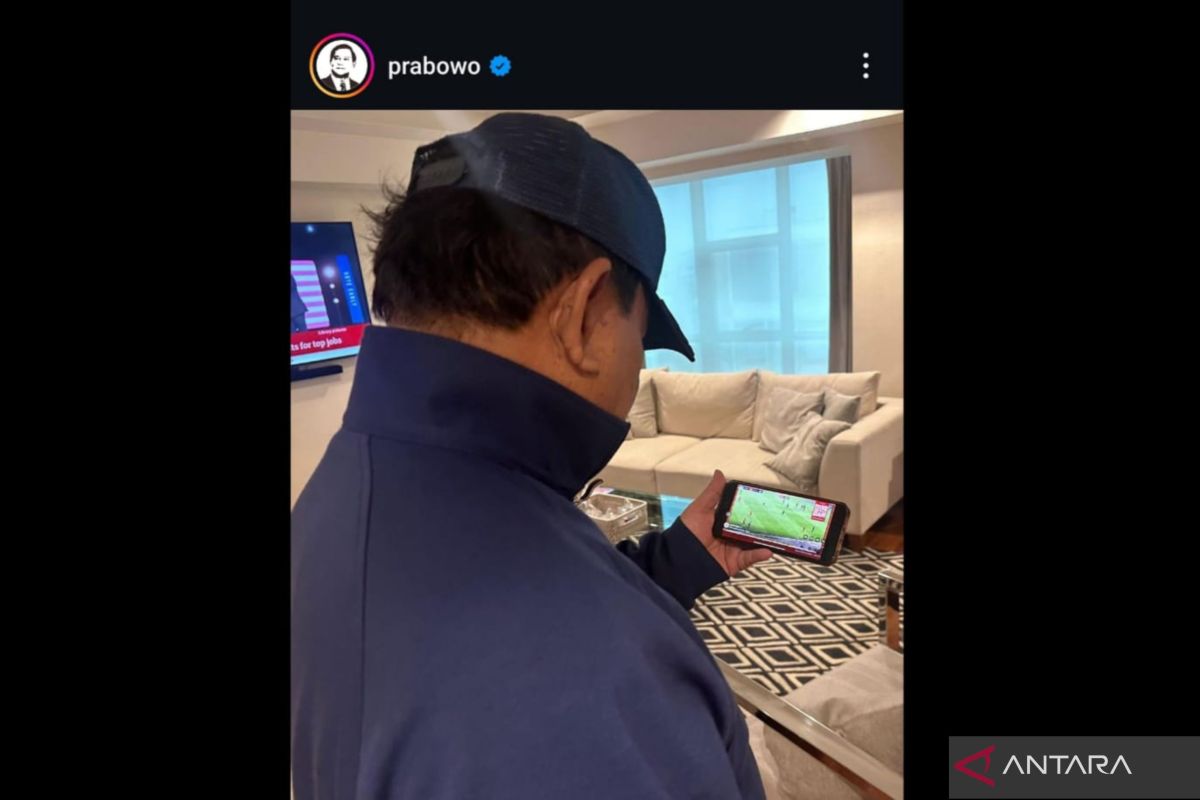 Prabowo pantau laga Indonesia melawan Jepang lewat telepon genggam