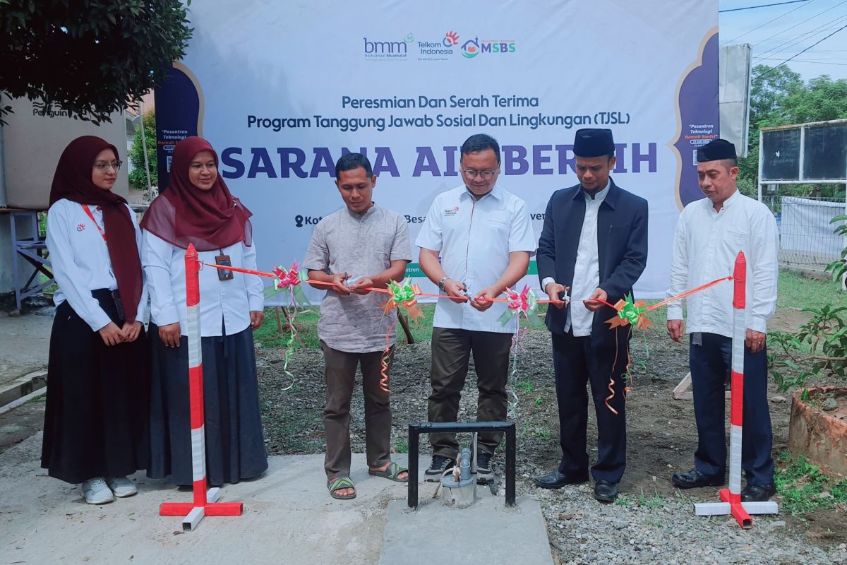 Telkom bantu sarana air bersih untuk pesantren teknologi MSBS Jantho