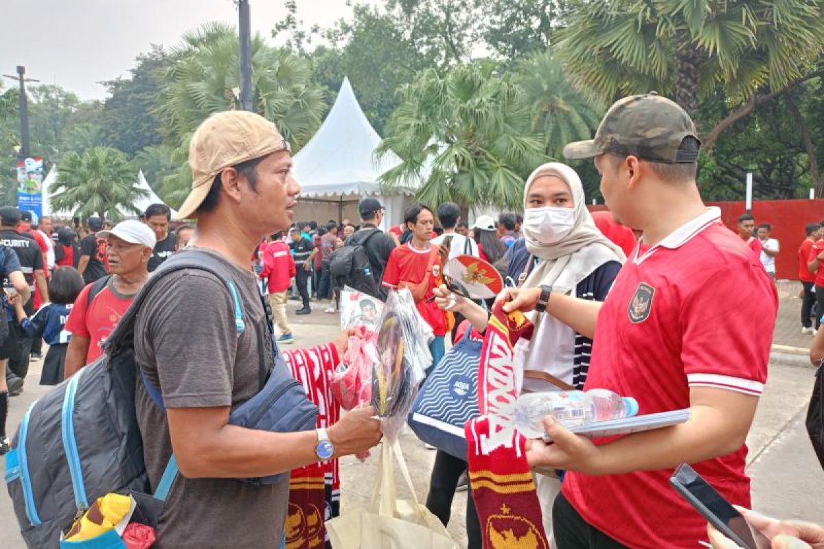 Indonesia versus Jepang, pedagang aksesoris ramaikan area SUGBK