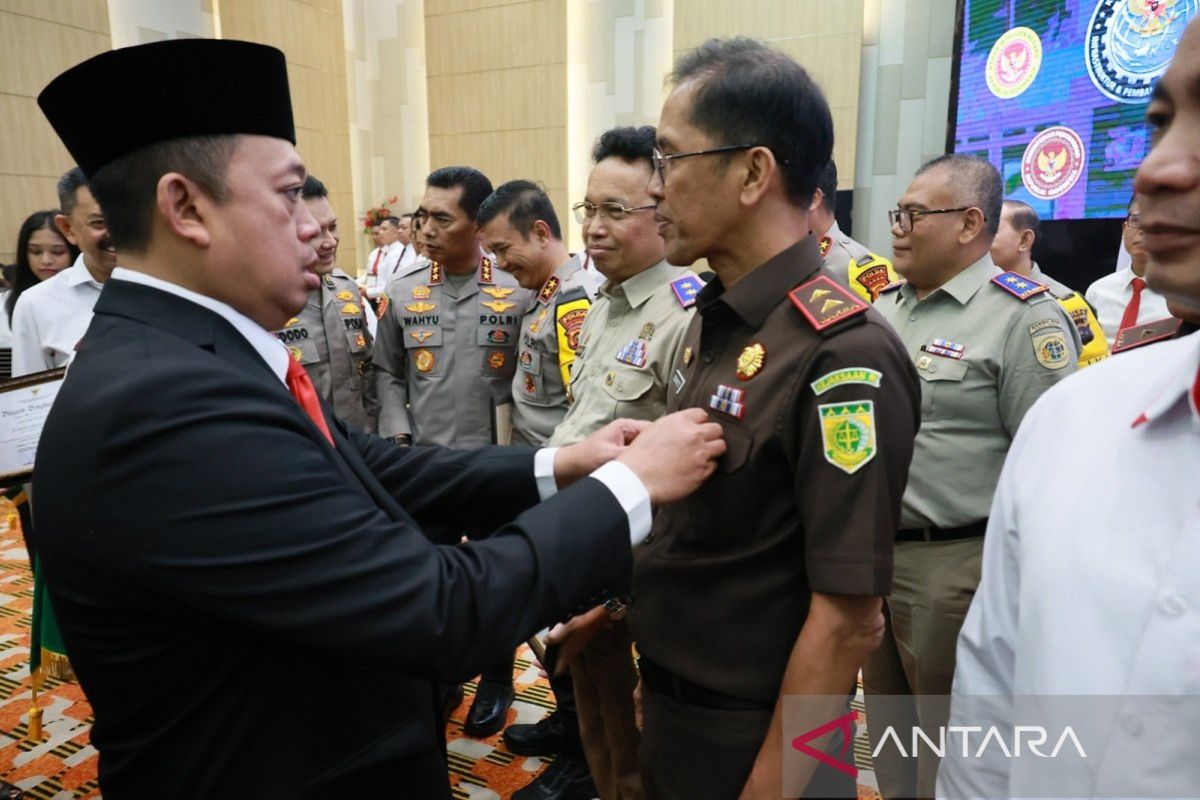 Kajati Jambi terima pin emas dari Menteri ATR/BPN berantas mafia tanah