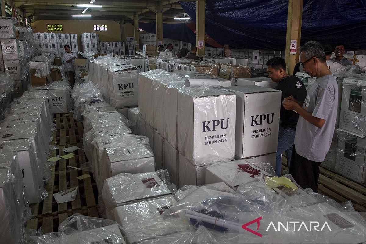 Pengepakan logistik Pilkada di Kota Serang