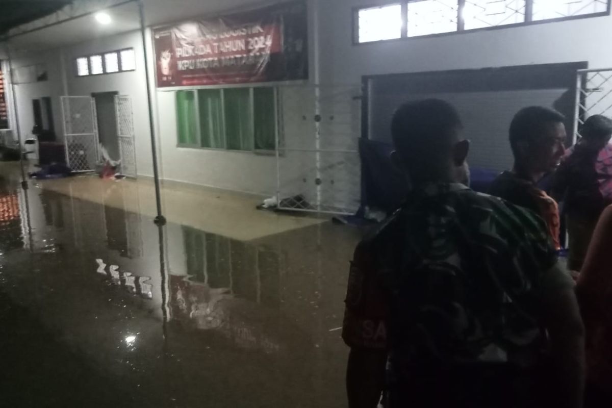 KPU evakuasi logistik antisipasi ancaman banjir susulan di Mataram