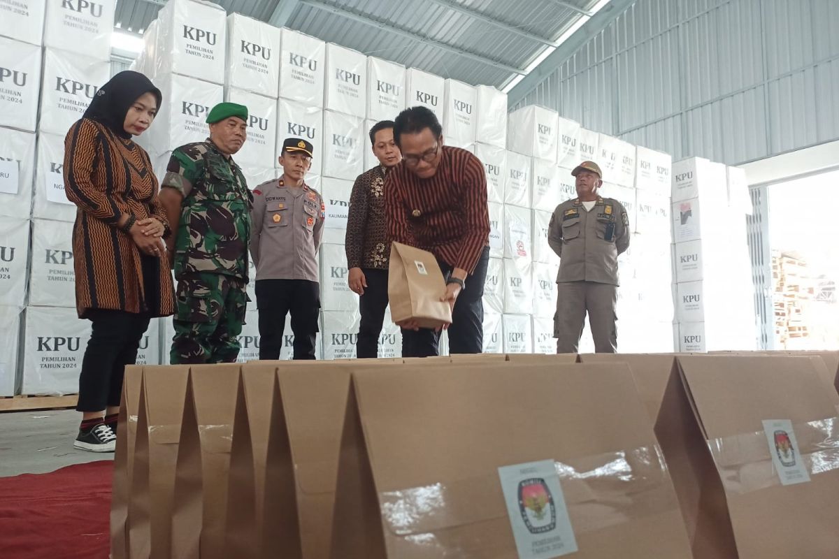 Pj Bupati Tulungagung tinjau kesiapan logistik Pilkada di Gudang KPU