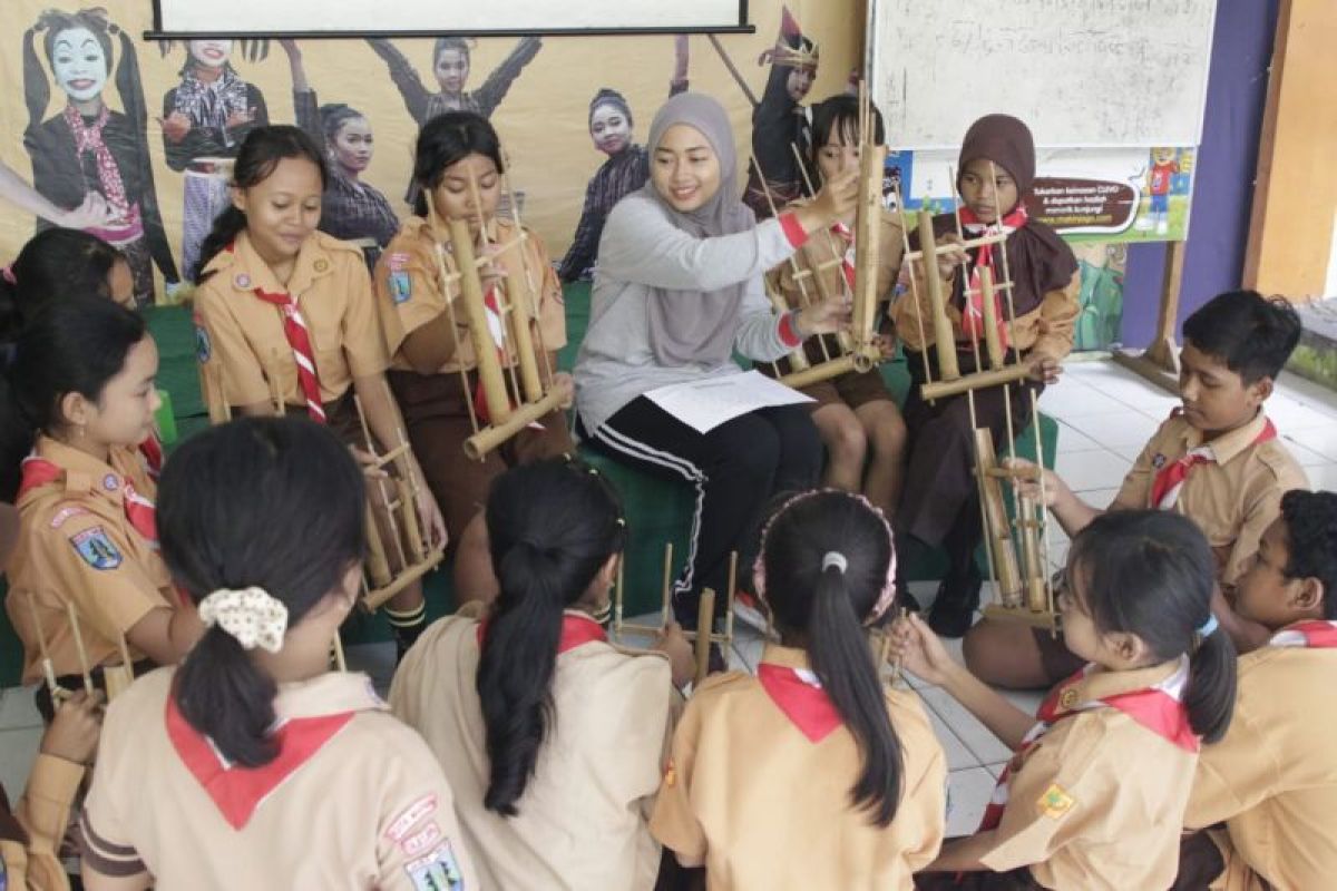 Siswa SDN 01 Nambangan Lor Kota Madiun peringati Hari Angklung Sedunia