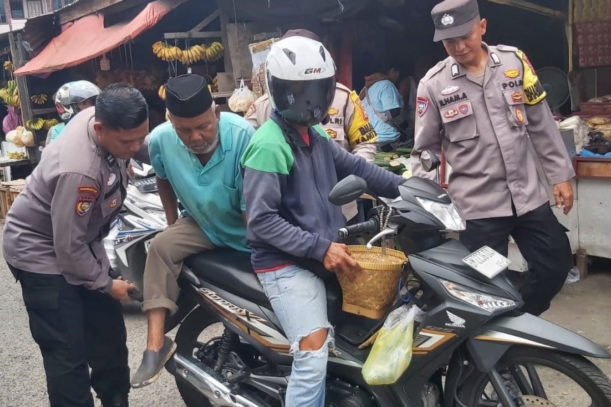 Dukung pilkada serentak, Polsek Mandau bantu lansia sakit