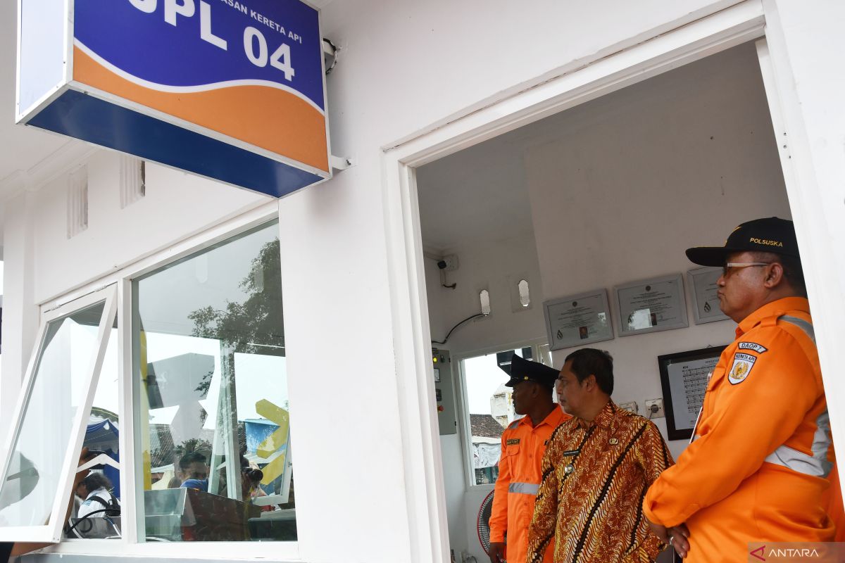 Operasional perlintasan KA di Madiun