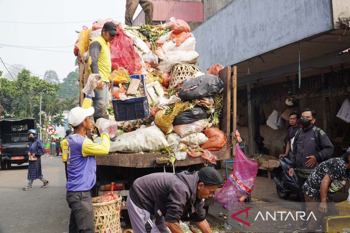 Pemkot Bogor libatkan tokoh masyarakat tertibkan PKL