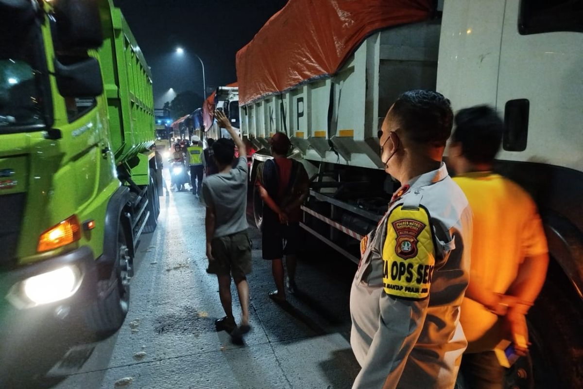 Petugas gabungan awasi jam operasional truk tambang di Tangerang selama 24 jam