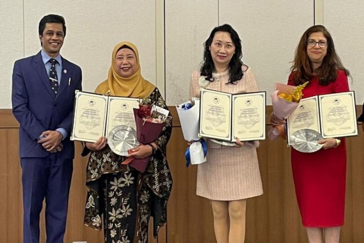 Sekretaris UI raih Medal of Merit Asia-Pacific Academic Consortium for Public Health