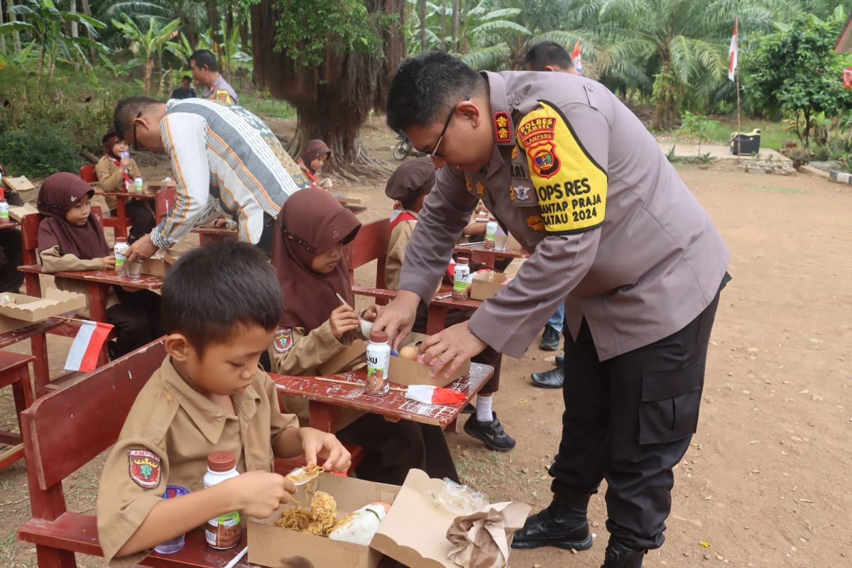 Polres Lamsel bagikan makanan bergizi ke pelajar di SD terpencil Pulau Rimau