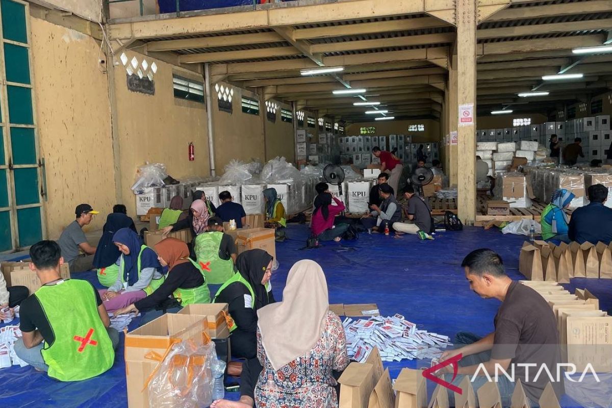 KPU Kota Serang kebut pengepakan logistik pilkada