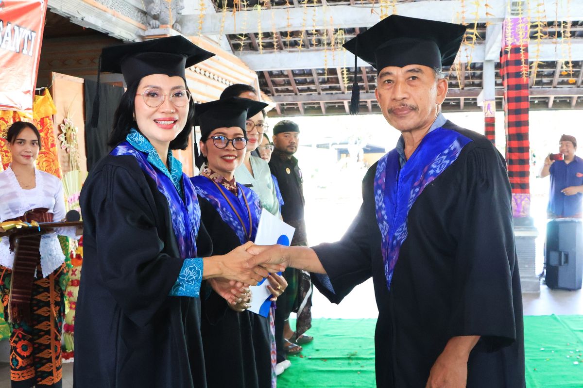 Ketua PKK Bali mewisuda puluhan lansia di Gianyar