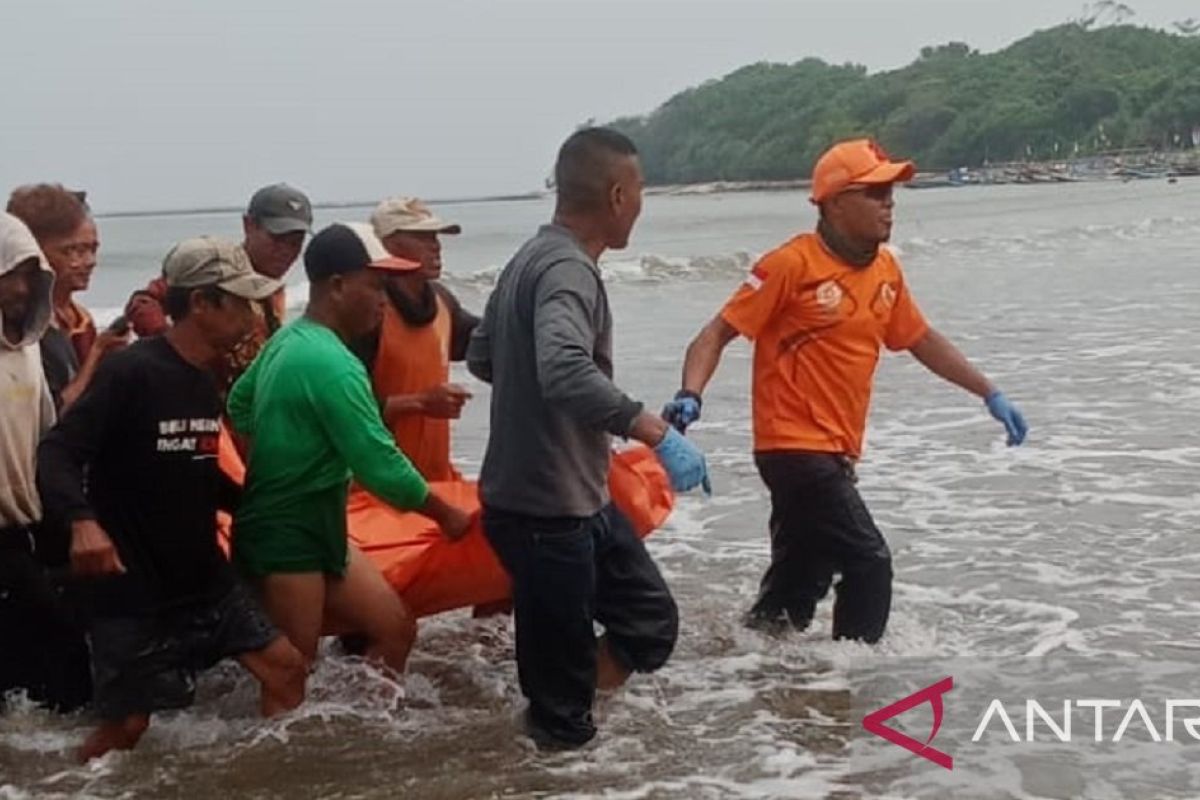 Tim SAR evakuasi jasad nelayan asal Sukabumi yang tewas tersambar petir di laut