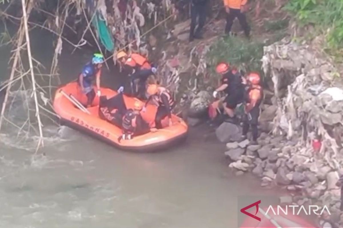 Tim SAR gabungan temukan jasad seorang pria lansia terseret arus sungai