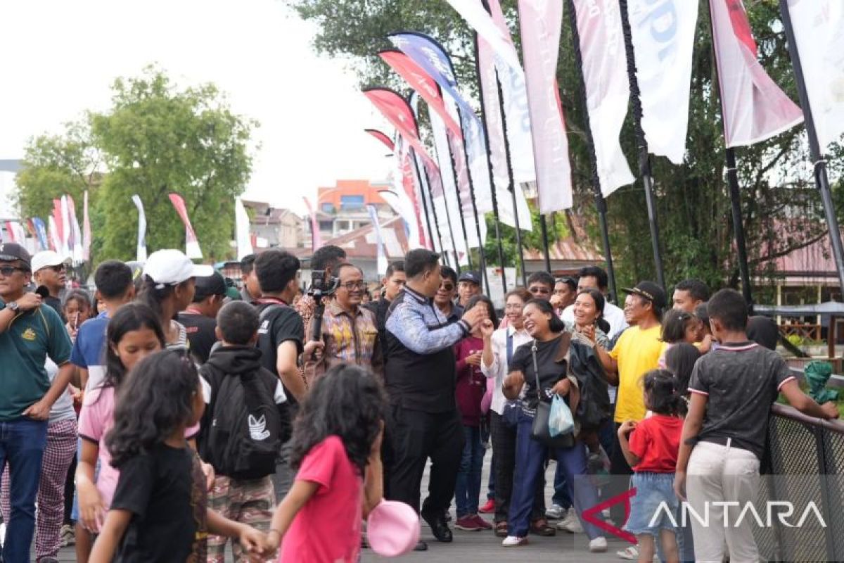 Antusiasme warga berebut foto dan salaman dengan Vandiko Gultom di ajang AquaBike Jetski 2024