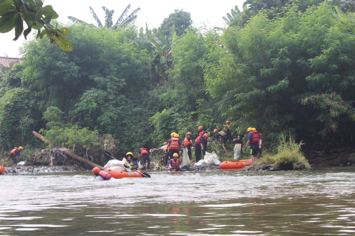 Aksi sosial bersih-bersih sungai warnai Hari Ciliwung