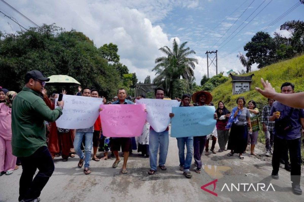 Warga Simalungun keluhkan jalan rusak