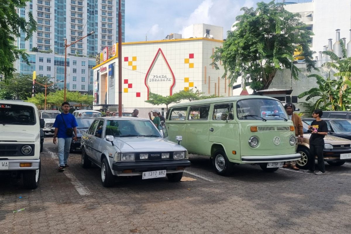 Komunitas otomotif klasik-BMX gelar Lintas Tunjungan angkat tema 90-an