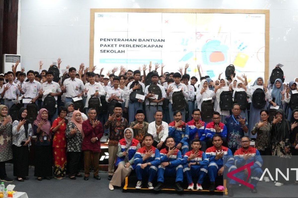 Pertamina bagi buku dan alat tulis untuk 150 siswa