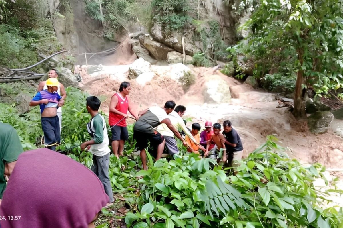 Dua orang hilang akibat banjir di Desa Palasa Parimo Parigi Moutong