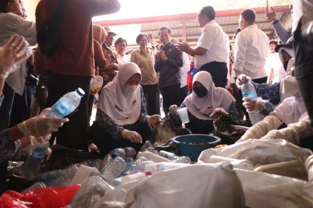 DKI wajibkan warga pilah sampah agar bebas retribusi 