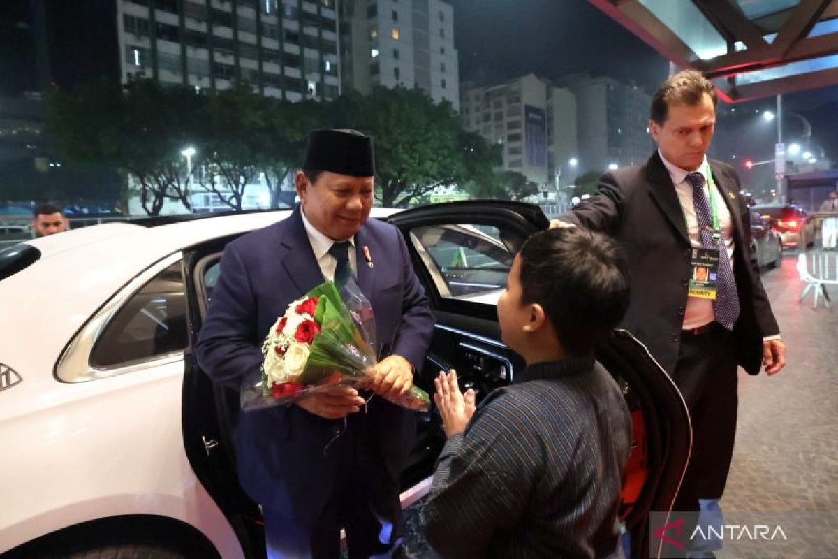 Presiden Prabowo disambut oleh masyarakat Indonesia di Brasil.