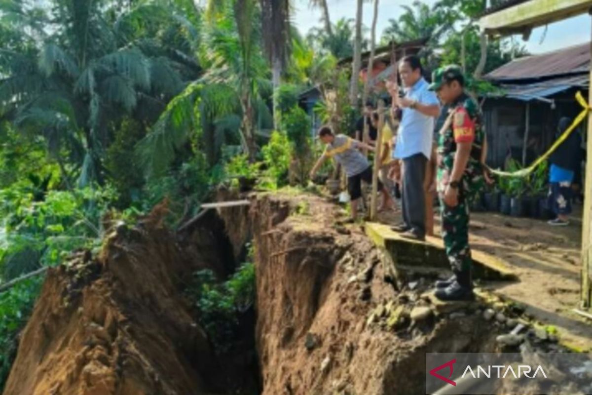 Warga Mukomuko tetap bertahan di rumah yang terancam longsor