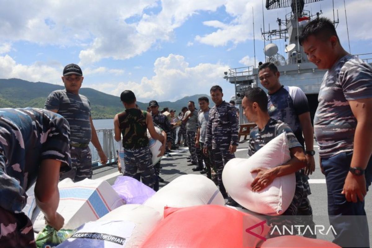 KRI Ahmad Yani-351 tiba di Flores Timur salurkan bantuan korban erupsi