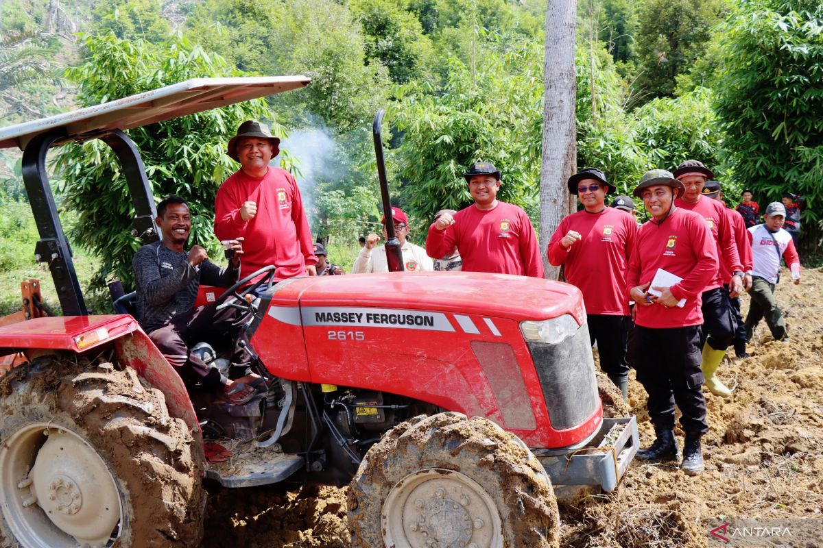 Karo SDM Polda Aceh Ikut Pembersihan 20 Ha Lahan Jagung di Abdya