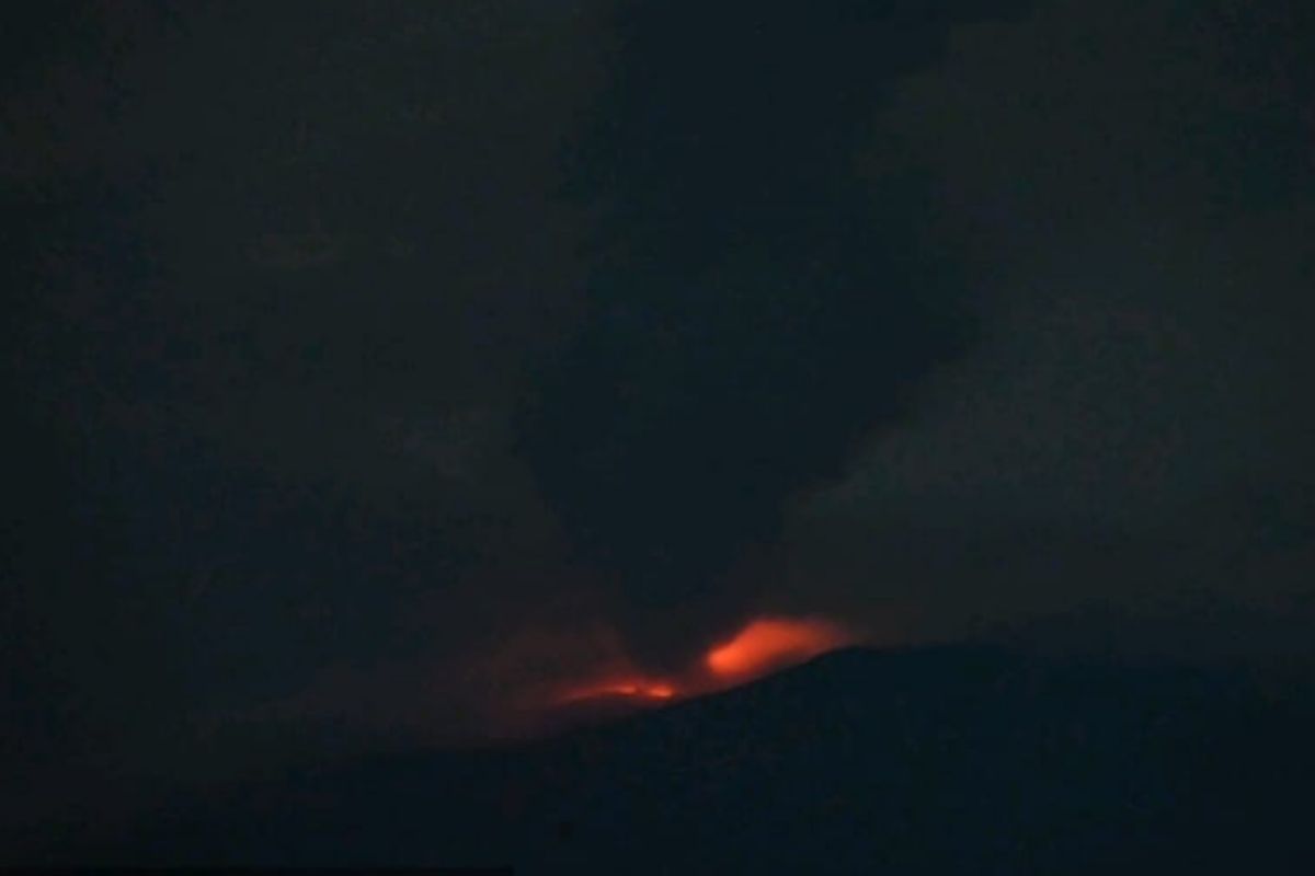 Erupsi Gunung Ibu di Halmahera Barat keluarkan sinar api setinggi 100 meter