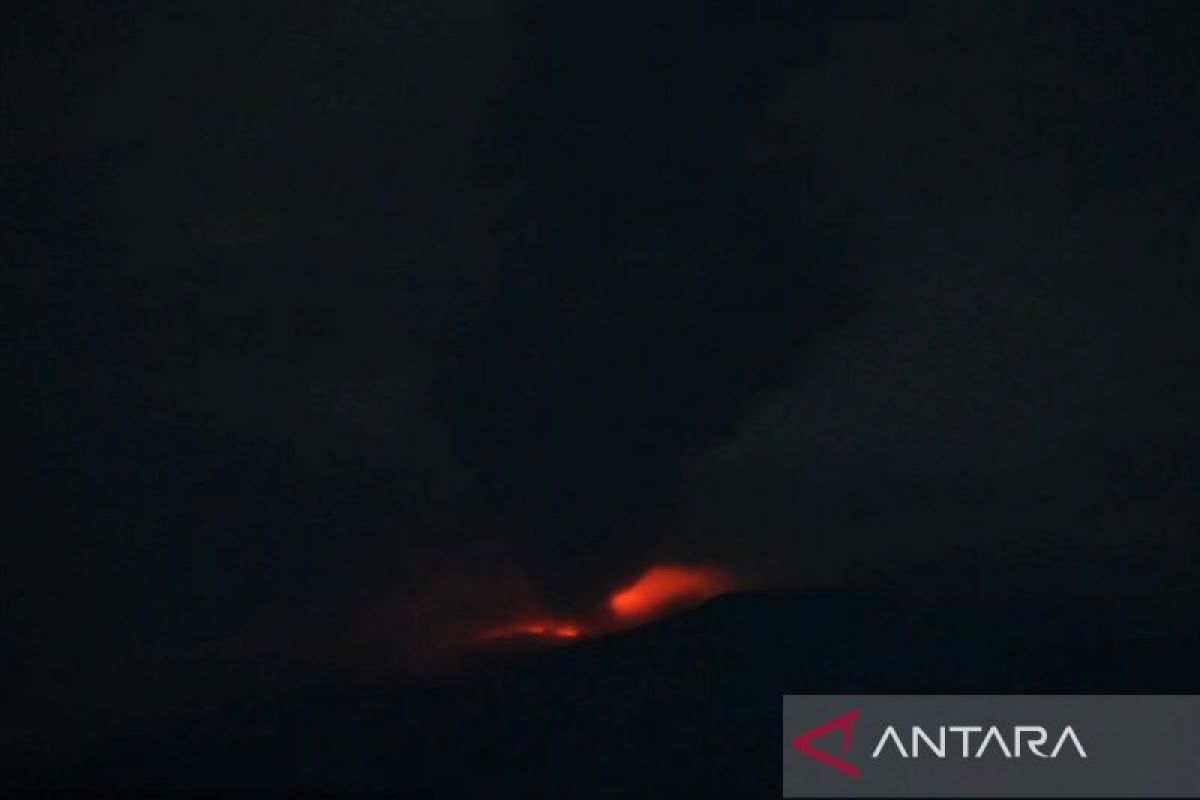 Gunung Ibu di Halmahera Barat keluarkan sinar api setinggi 100 meter