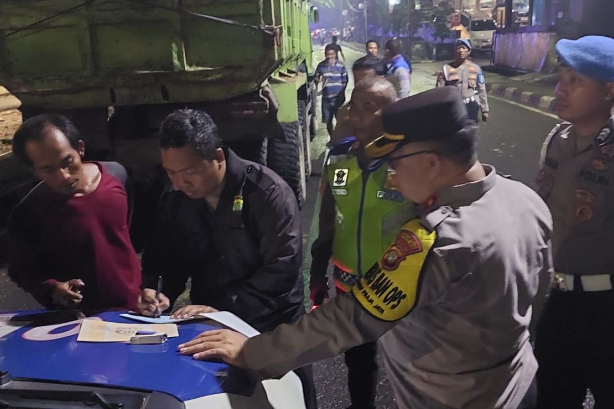 Petugas putar 93 truk tambang, amankan satu sopir positif narkoba