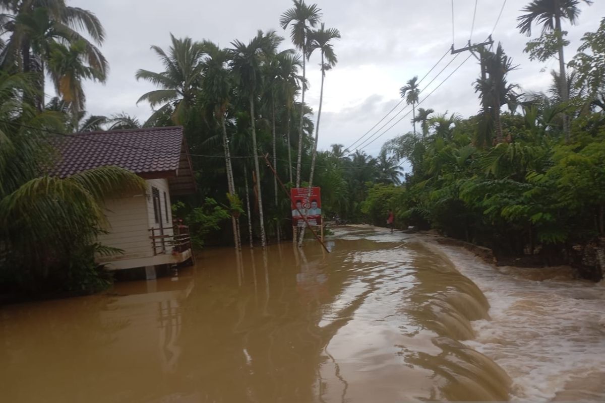 Dua kecamatan Aceh Jaya banjir, warga butuh obat-obatan hingga sembako