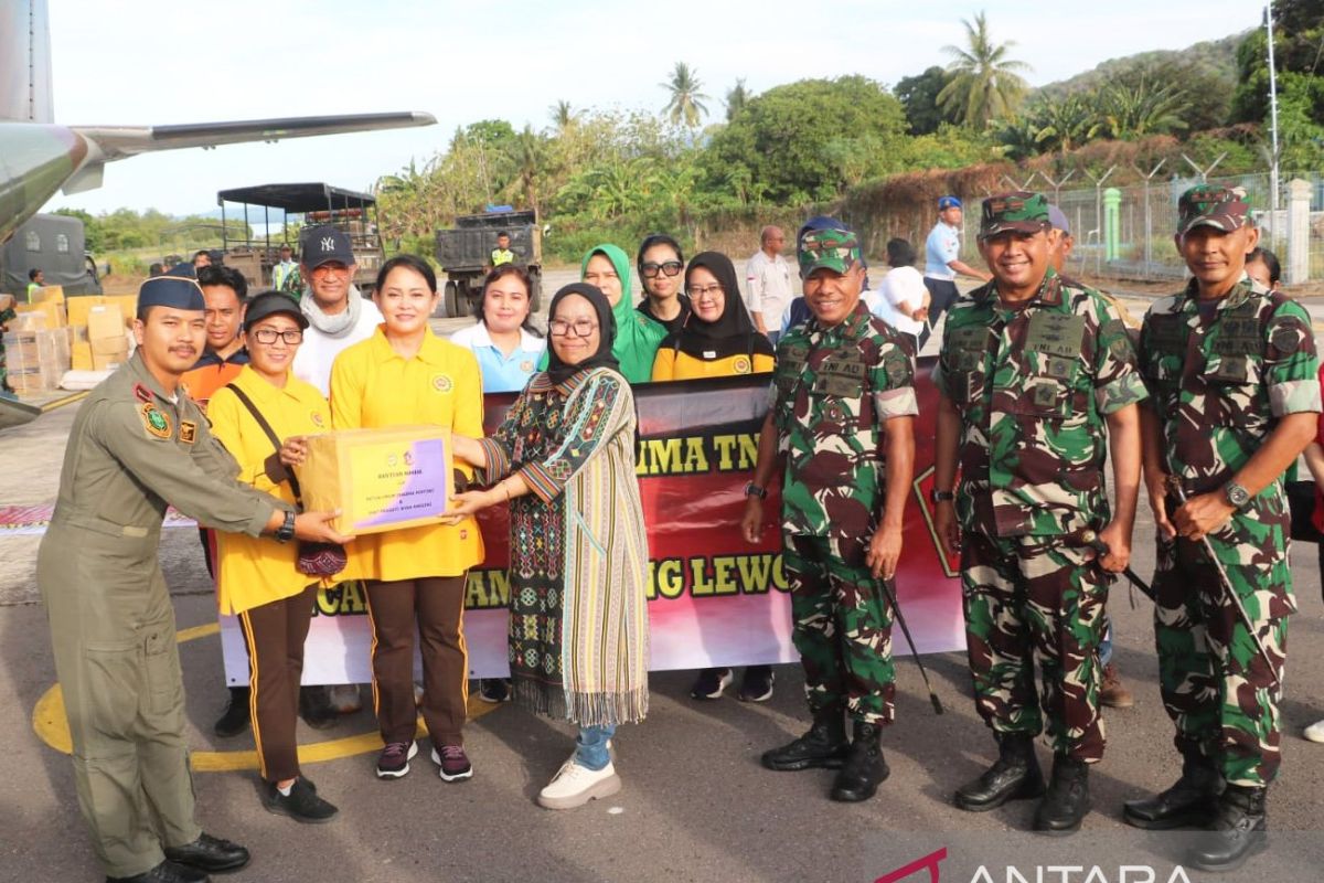 Panglima TNI kirim bantuan sosial untuk korban erupsi Gunung Lewotobi