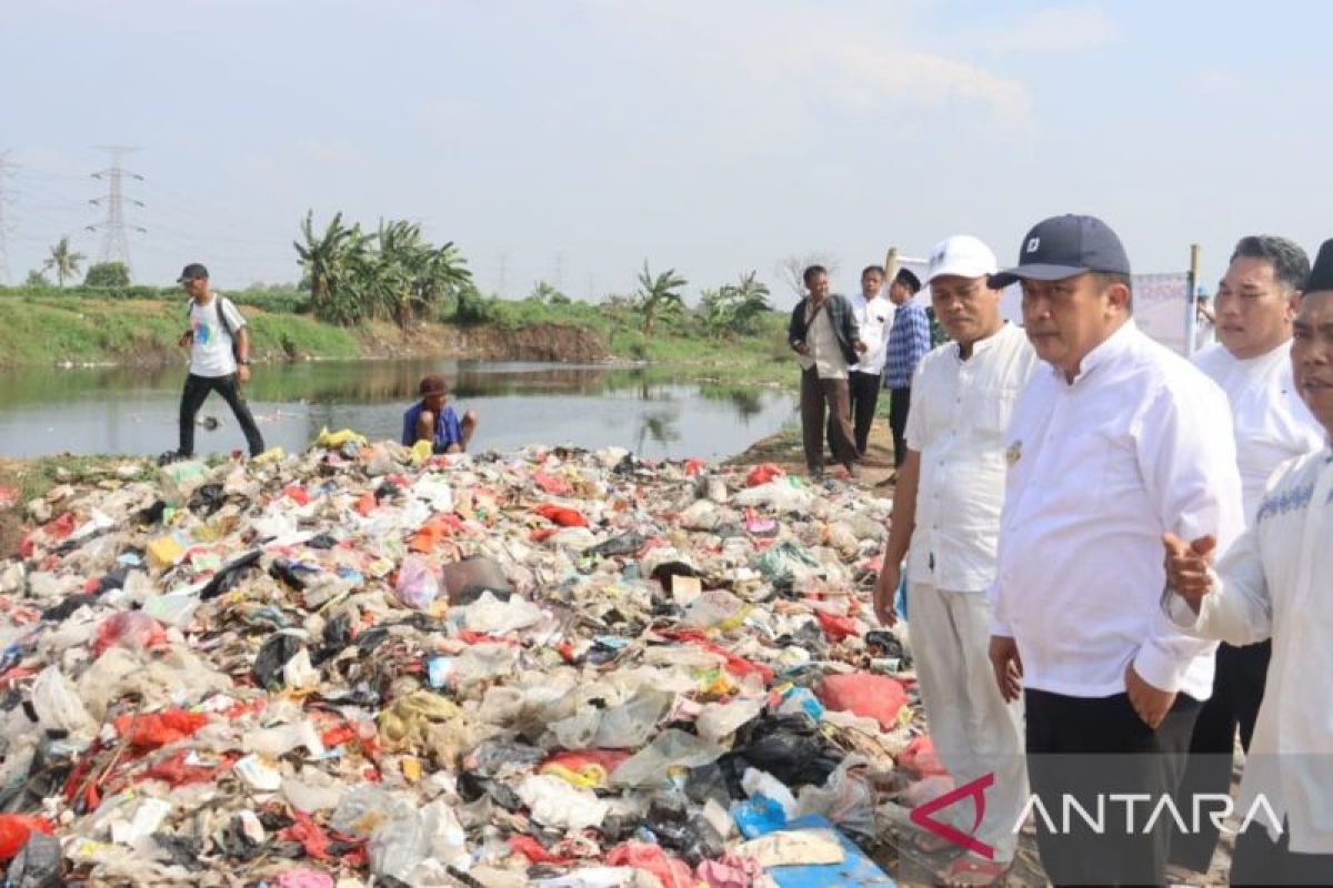 Bupati Bekasi instruksikan DLH segera angkut sampah di bantaran Kali CBL