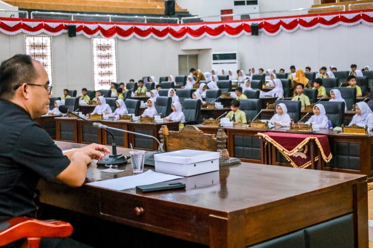 Komisi V DPRD Banten terima kunjungan siswa SMP belajar demokrasi