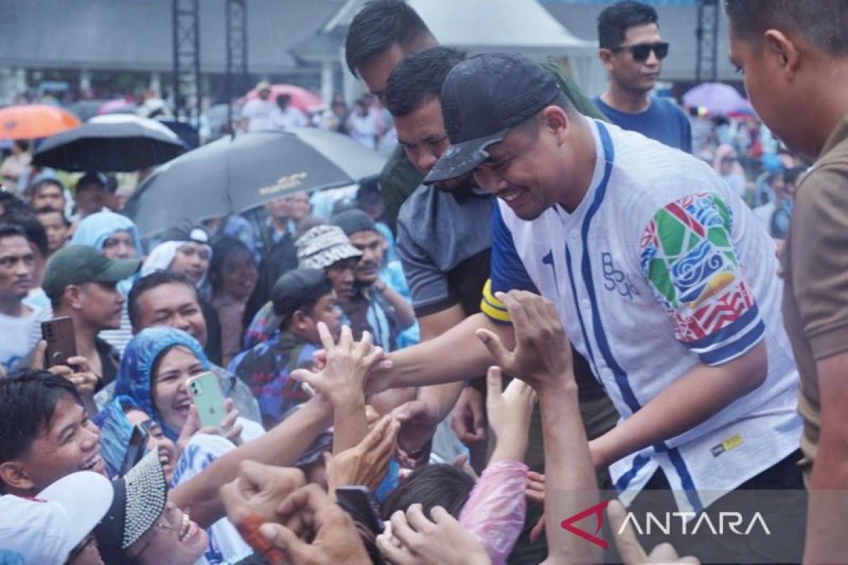 Hujan-hujanan, Bobby disambut antusias warga Pematangsiantar