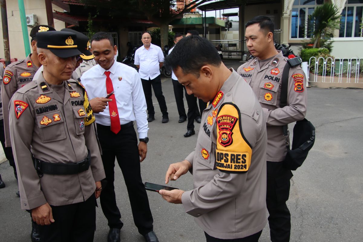 Kapolresta Jambi periksa handphone personel terkait judi online