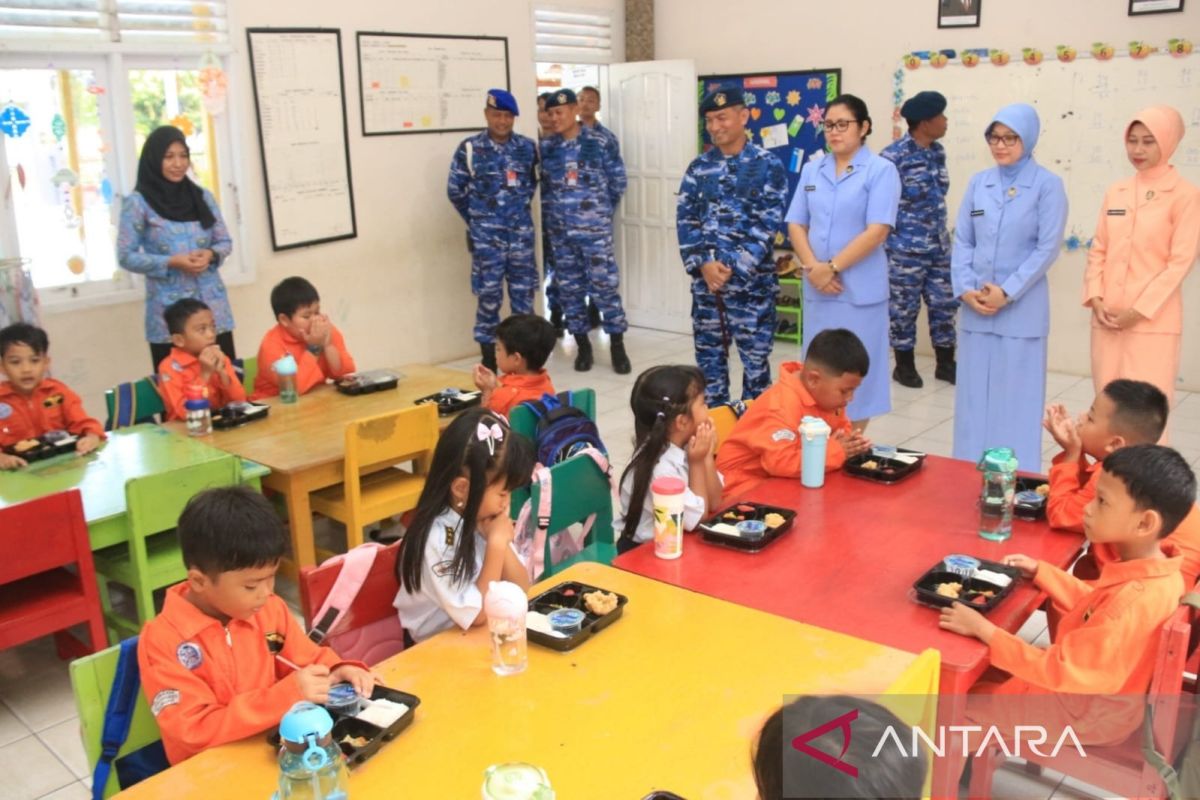 Lanud Dhomber uji coba makan siang gratis dukung program Presiden