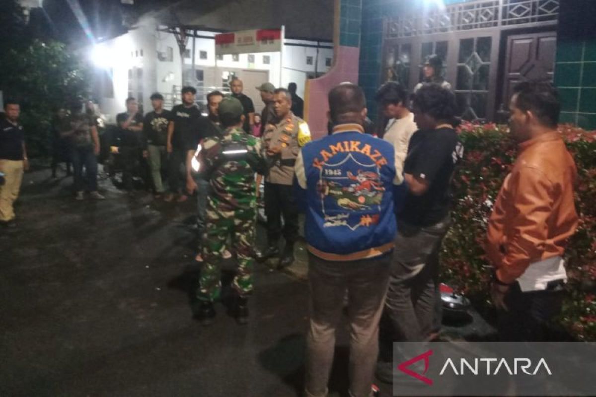 Tim gabungan evakuasi sebuah granat di pos kamling Tamansari Bogor