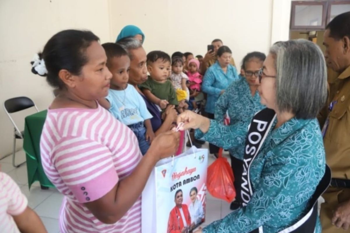 TPPS - TP PKK Ambon salurkan bantuan orang tua asuh stunting di lima kecamatan