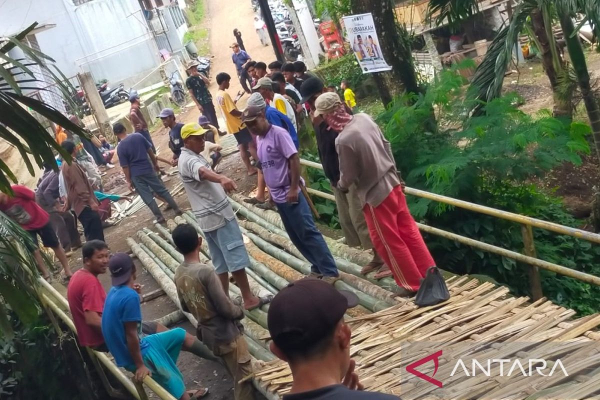 BPBD Sukabumi bangun jembatan darurat di Tayasa karena jembatan utama amblas