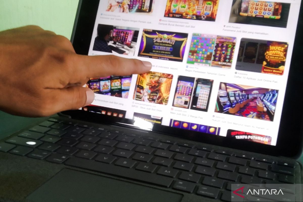 Minister's anti-online gambling push by empowering young Indonesians