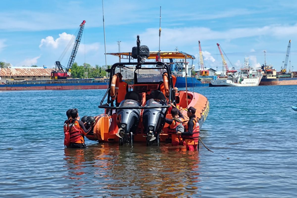 Tim SAR mengevakuasi mayat nelayan di Perairan Labuan Badas Sumbawa