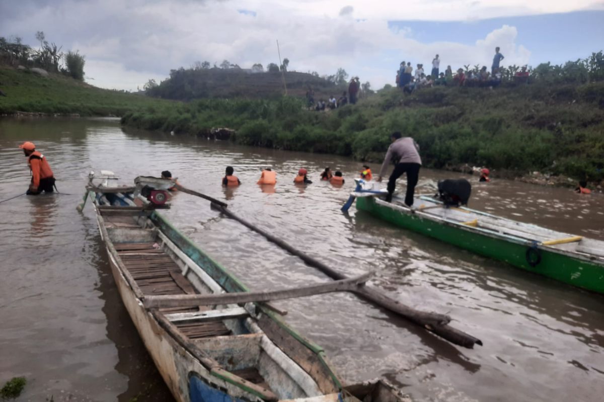 Tim SAR gabungan mencari pemancing hilang di Bendungan Lombok Timur